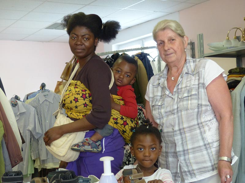 Hilfe bei Armut ist nicht teilbar. Brunhilde Hagel mit einer Flüchtlingsfamilie.