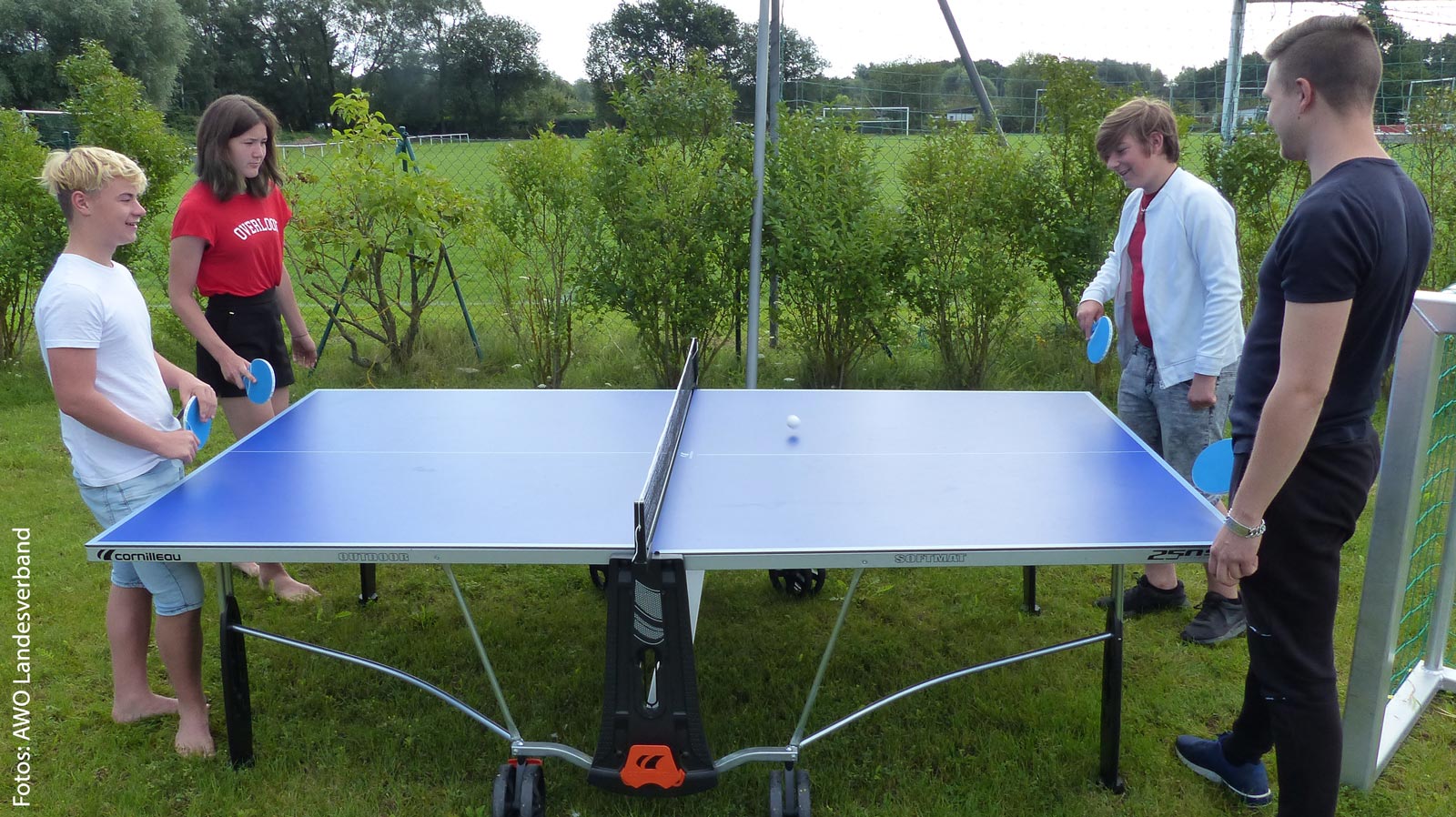 Florian, Emma, David und Kevin Garn an der neuen Tischtennisplatte.
