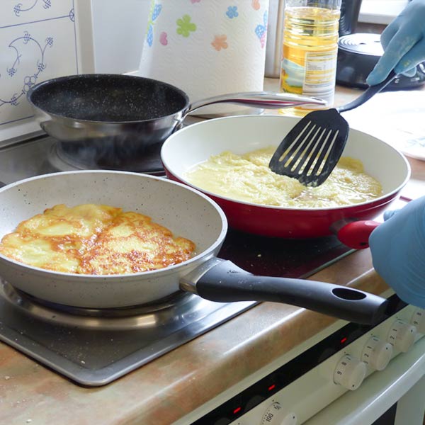 Kartoffelpuffer in einer Pfanne der AWO Küche, in Schwerin
