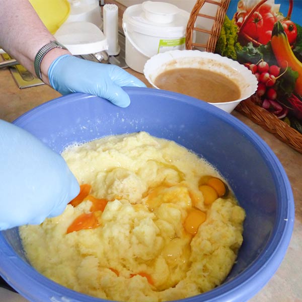 Kartoffelpufferteig in der schweriner AWO Betreutes Wohnen Küche