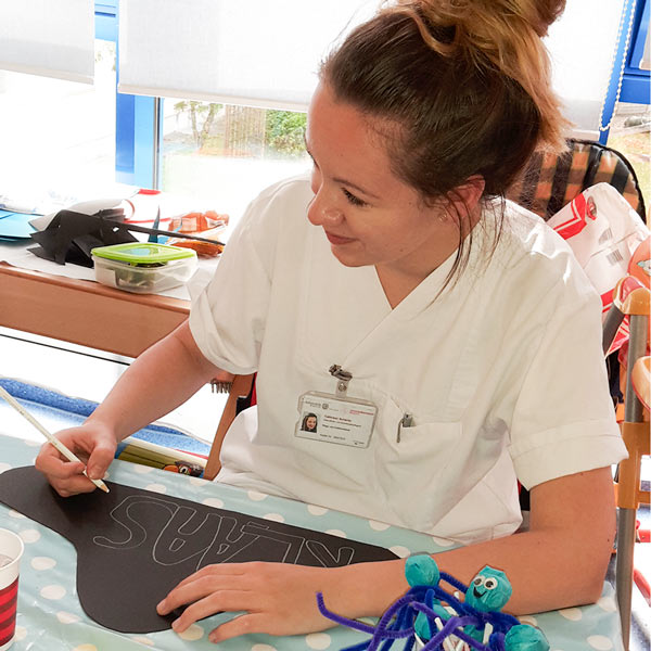 Kinderkrankenschwester Cathy bastelt kurz mit