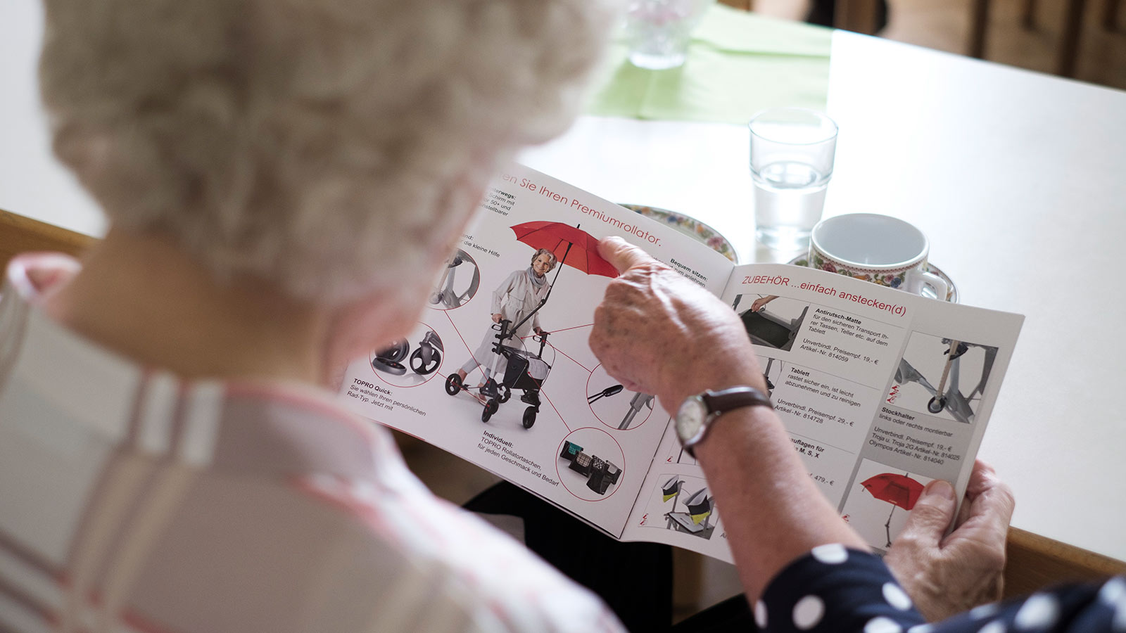 Pflegepersonal bei der Arbeit in einem Pfegeberuf