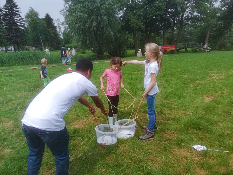 Kinder machen Seifenblasen