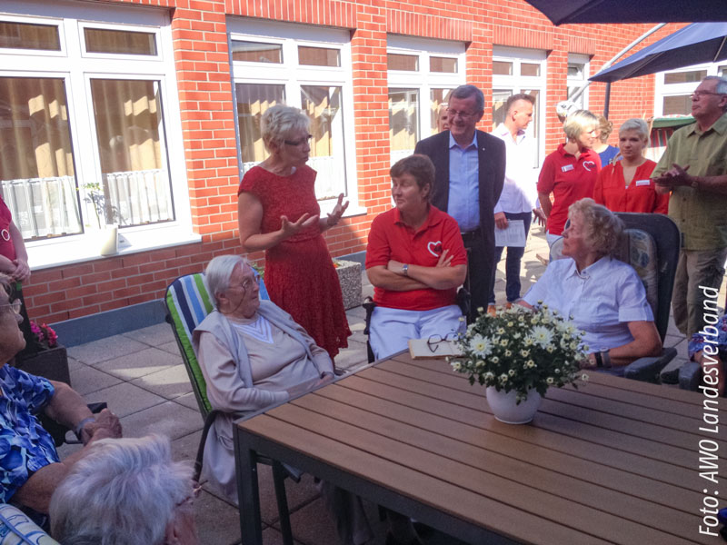 Sylvia Bretschneider gemeinsam mit dem Vorsitzenden des Präsidiums des AWO Bundesverbandes Wilhelm Schmidt in der „Senioren­wohnge­mein­schaft am Oberbach“ in Neu­bran­den­burg