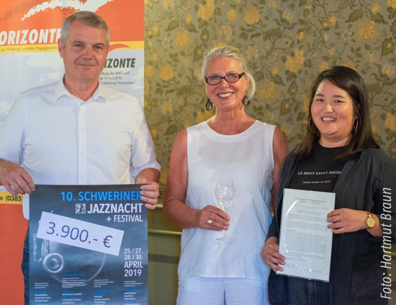 Bernd Tünker AWO
Landesgeschäftsführer und stellv. Vorsitzender der Stiftung Horizonte; Marianne
Wöhrle-Braun, Initiatorin der
Schweriner Jazznacht; Iden
Sungyoung Kim, Young Artist
Förderpreisträgerin