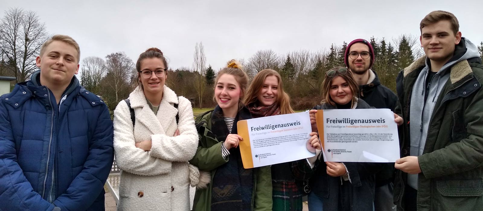 Die Gruppensprecher*innen der Freiwilligen des Jahrgangs 2019/2020; v.l.n.r.: Tom Stange, Talea Heise, Carlotta Raschke, Nikita Schöler, Gina Nehring, Domenic Bauch, Julian Reuther.